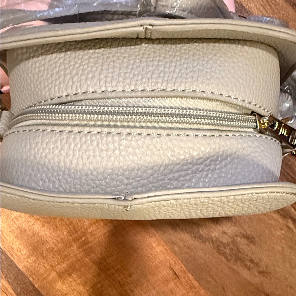 JM Pebble Leather Crossbody Bag in Light Gray - Picture 3 of 4